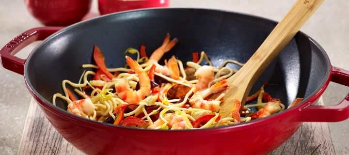 Guide för hur du kan steka nudlar, hos Kitchentime. Här nudlar i en wokpana från Staub i rött.