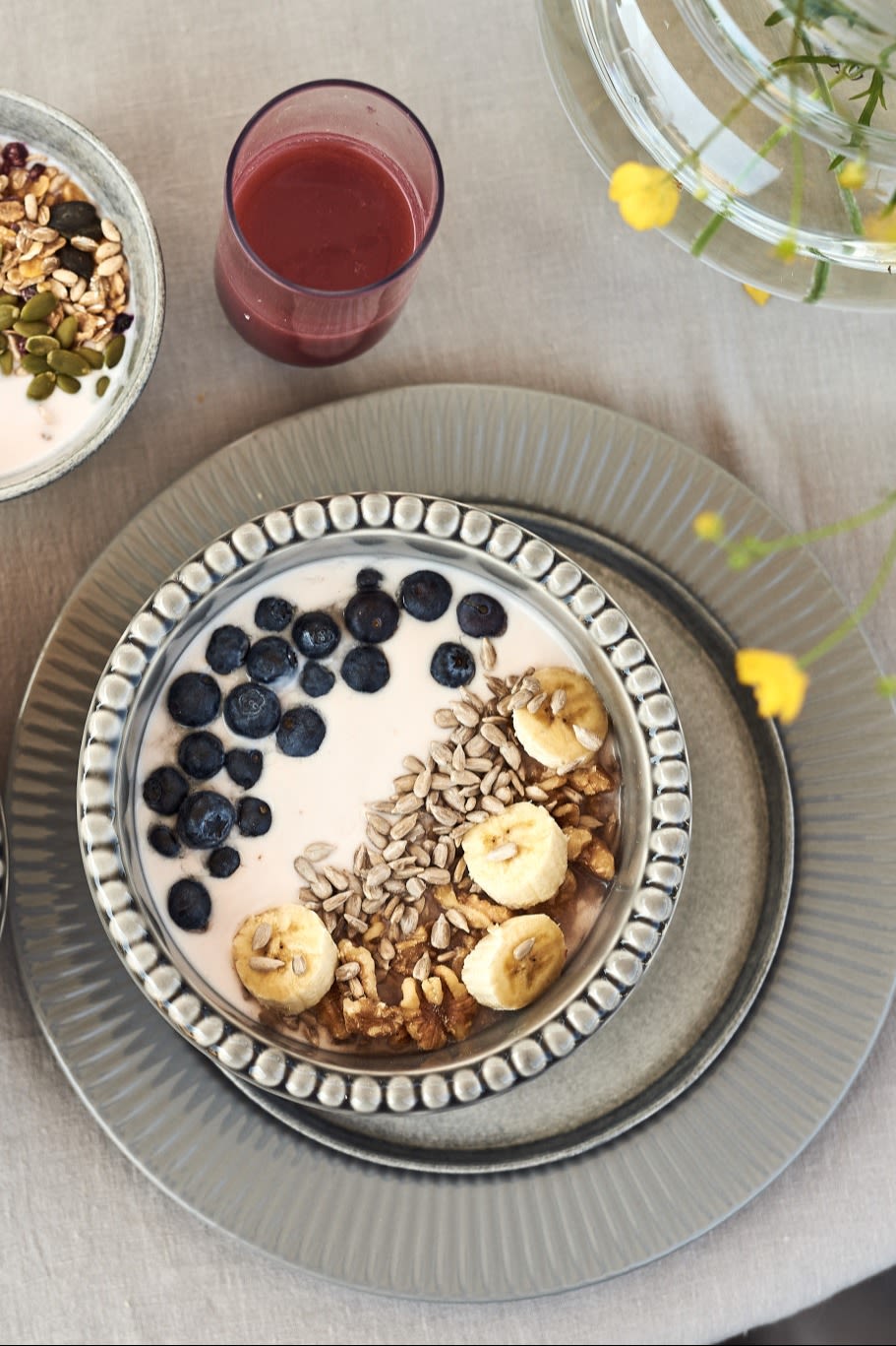 En smoothie bowl med banan och blåbär är inte bara den perfekta frukosten för en vegansk semester, utan är också god och hälsosam.