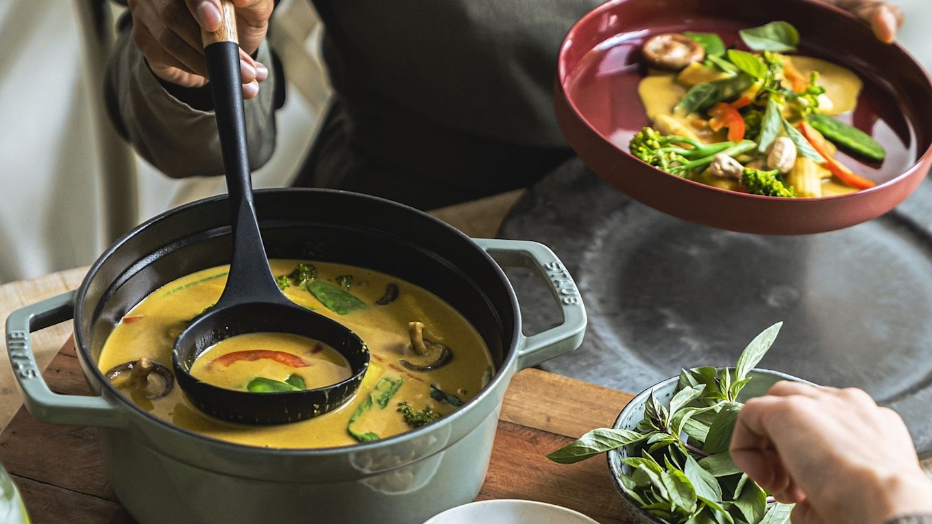 En curry med massor av grönsaker är den perfekta rätten för Veganuary. En stor keramikgryta som den här från Staub är perfekt för stora mängder.