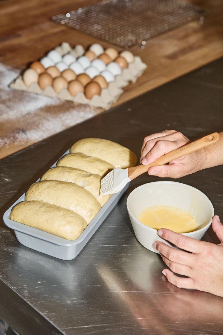 För att briochebrödet ska få den rätta finishen penslar Lilian det med äggula innan det gräddas.