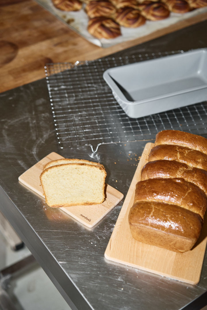 Här kan du se ett skivat gyllenbrunt briochebröd på en träskiva från Nordwik.